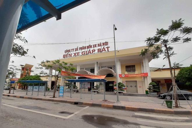 Bến xe Giáp Bát, Hà Nội. (Ảnh: Doãn Tấn/TTXVN) Nới lỏng giãn cách xã hội: Vận tải công cộng vẫn bến vắng, người thưa ảnh 2