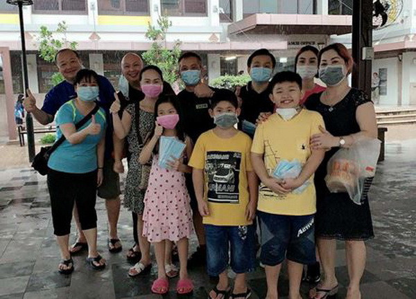 Dịch COVID-19: Hành động ý nghĩa của vợ chồng người Việt tại Singapore ảnh 1