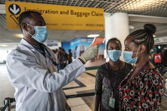 Kiểm tra thân nhiệt phòng lây nhiễm COVID-19 tại sân bay ở Addis Ababa, Ethiopia, ngày 17/3/2020. (Nguồn: AFP/TTXVN) Nguy cơ COVID-19 biến thành cuộc khủng hoảng an ninh ở châu Phi ảnh 2