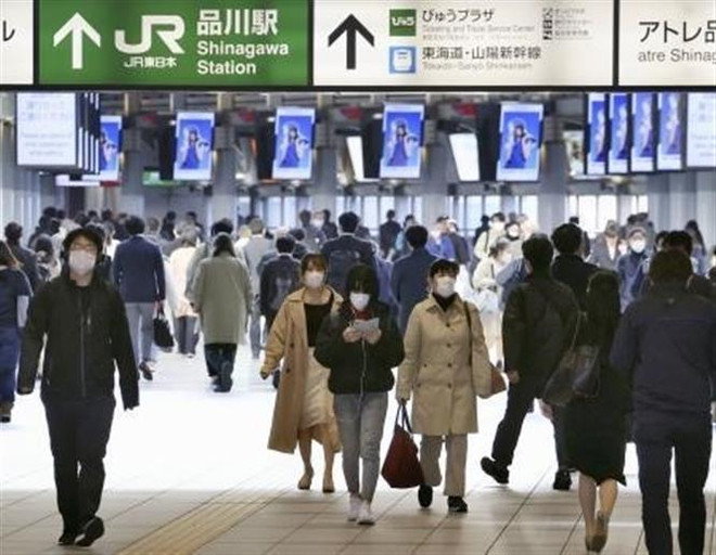 Người dân đeo khẩu trang nhằm ngăn chặn sự lây lan của dịch COVID-19 tại một nhà ga ở Tokyo, Nhật Bản ngày 14/4/2020. (Nguồn: Kyodo/TTXVN) Các quan chức Nhật Bản không đăng ký nhận tiền trợ cấp từ COVID-19 ảnh 1