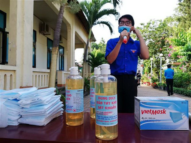 Thanh niên Trung tâm Công tác xã hội Thanh niên Thành phố Hồ Chí Minh tổ chức chương trình tặng khẩu trang và nước rửa tay sát khuẩn miễn phí cho người nghèo, có hoàn cảnh khó khăn. (Ảnh: Thanh Vũ/TTXVN) Người dân TP.HCM ủng hộ hơn 108 tỷ đồng chống COVID-19 và xâm nhập mặn ảnh 2