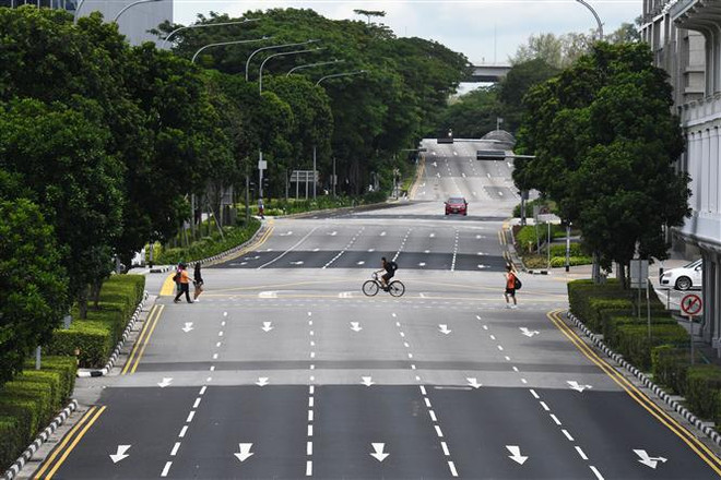 Cảnh vắng vẻ trên đường phố tại Singapore ngày 7/4/2020 trong bối cảnh dịch COVID-19 lan rộng. (Nguồn: THX/TTXVN) Singapore kéo dài thời gian giãn cách xã hội thêm 4 tuần ảnh 1
