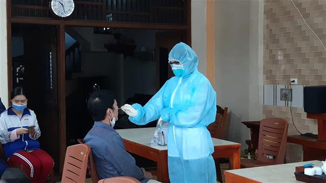 Giám sát chặt chẽ người tiếp xúc với bệnh nhân dương tính trở lại ảnh 1