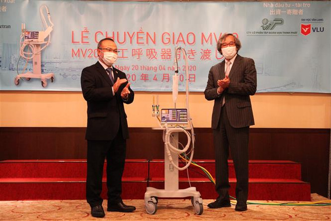 Ông Trần Ngọc Phúc (phải) bàn giao máy thở cho Đại sứ Vũ Hồng Nam. (Ảnh: Đức Thịnh/TTXVN) Công ty Metran bàn giao hai máy thở đầu tiên cho Việt Nam ảnh 1