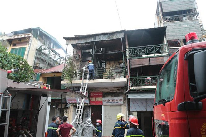 Đám cháy xảy ra tại số 47 phố Hàng Ngang. (Ảnh: Đức Thanh/TTXVN) Hà Nội: Dập tắt đám cháy tại phố Hàng Ngang trong 20 phút ảnh 1