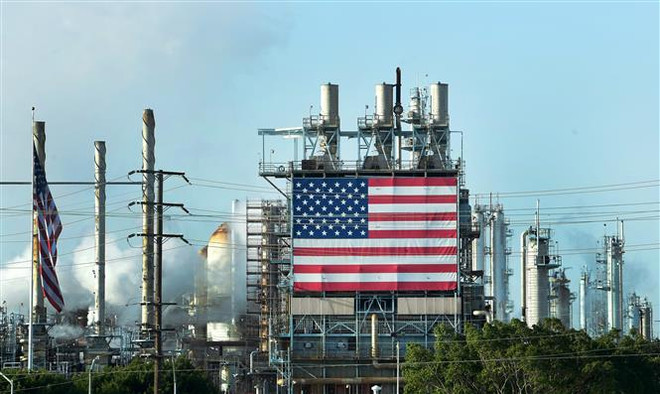 Cơ sở lọc dầu Wilmington của Mỹ ở Los Angeles, California, ngày 21/4/2020. (Nguồn: AFP/TTXVN) Tổng thống Trump kêu gọi lên kế hoạch tài trợ cho công ty dầu mỏ Mỹ ảnh 1