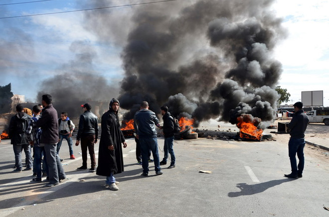Xảy ra bạo loạn, Tunisia ban bố lệnh giới nghiêm trên cả nước ảnh 1