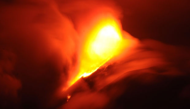 Núi lửa phun cột tro bụi hàng nghìn mét tại Indonesia và Guatemala ảnh 1