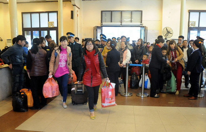 Tặng quà và vé xe cho hơn 1.600 nữ công nhân về quê ăn Tết ảnh 1