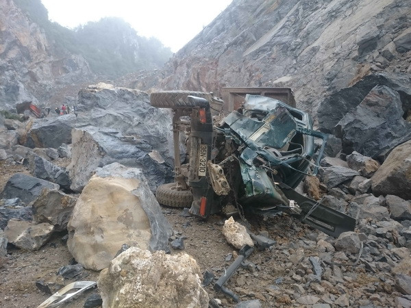 Thấy thi thể một trong ba nạn nhân bị vùi lấp ở mỏ đá Thanh Hóa ảnh 1