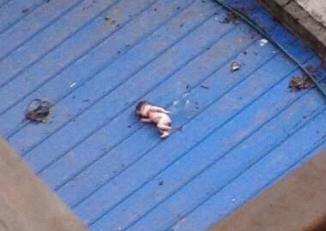 Bàng hoàng trước thi thể em bé sơ sinh trên nóc lán để xe đạp ảnh 1