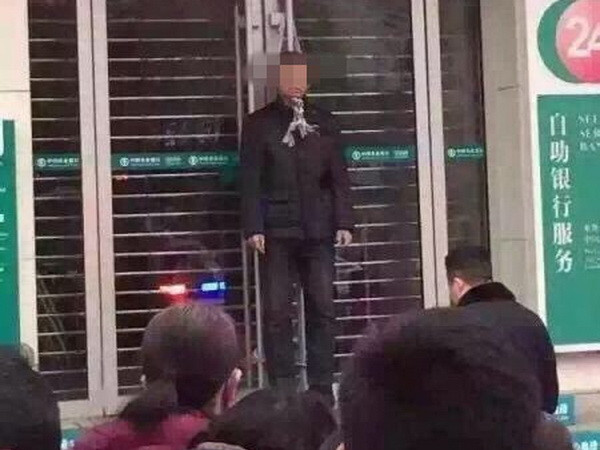 Bị lừa đảo, người đàn ông treo cổ trước cửa ngân hàng ảnh 1