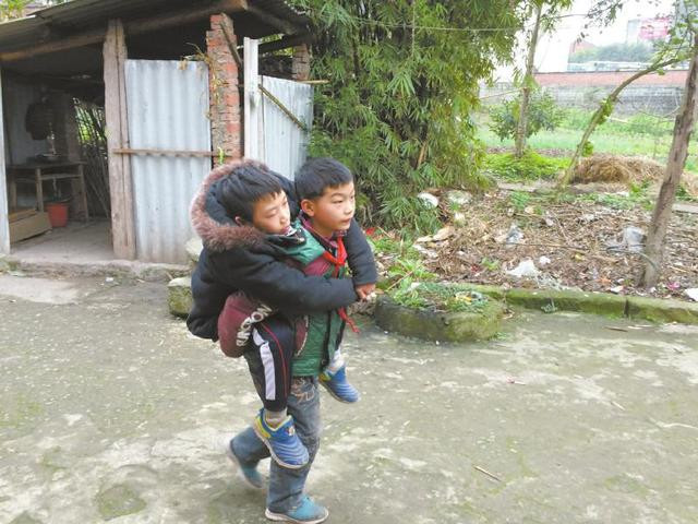 Xúc động với câu chuyện của cậu bé 8 tuổi cõng cháu đến trường ảnh 1