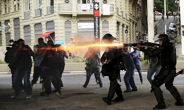 Đụng độ giữa cảnh sát và người biểu tình tại Brazil, Argentina ảnh 1