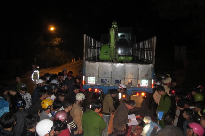 Xe máy đâm đuôi xe tải, cặp vợ chồng mới cưới tử vong tại chỗ ảnh 1
