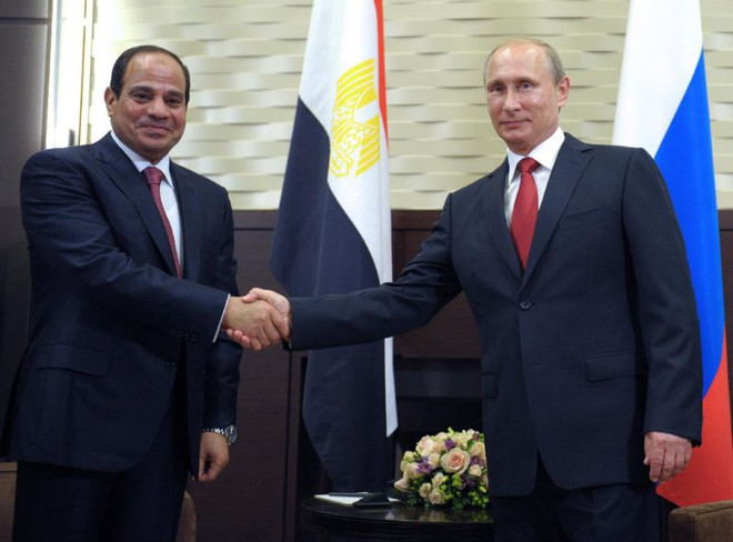 Tổng thống Nga Vladimir Putin (phải) và người đồng cấp Ai Cập Abdel Fattah El-Sisi. (Nguồn: yimg.com) Nga và Ai Cập bàn về quan hệ song phương và tình hình Trung Đông ảnh 1
