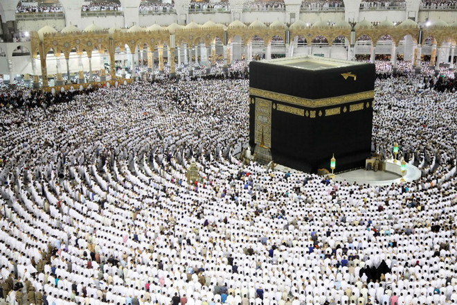 Các tín đồ Hồi giáo cầu nguyện tại Thánh địa Mecca ngày 23/6. (Nguồn: AFP/TTXVN) Bất chấp căng thẳng, Qatar bày tỏ tình đoàn kết với Saudi Arabia ảnh 1