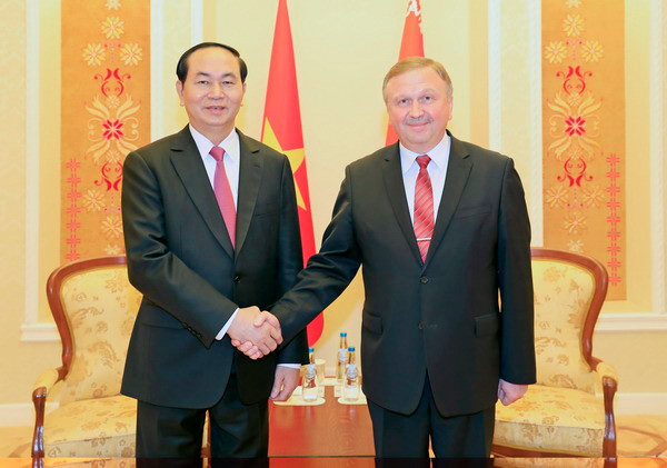 Chủ tịch nước Trần Đại Quang hội kiến Thủ tướng Cộng hòa Belarus Andrei Kobyakov. (Ảnh: Nhan Sáng/TTXVN) Belarus sẵn sàng nhập khẩu hàng nông thủy sản Việt Nam ảnh 1