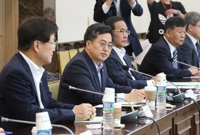 Bộ trưởng Tài chính Hàn Quốc Kim Dong-yeon (thứ 2, trái) trong một cuộc họp ở thủ đô Seoul ngày 13/6. (Nguồn: Yonhap/TTXVN) Bộ trưởng Tài chính Hàn Quốc chưa nâng dự báo tăng trưởng kinh tế ảnh 1