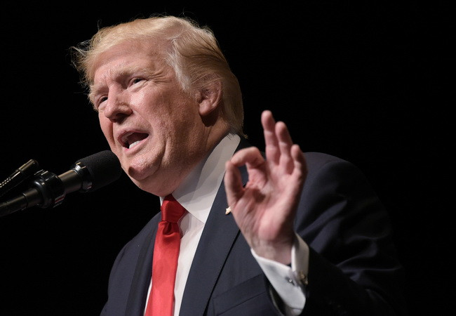 Tổng thống Mỹ Donald Trump trong bài phát biểu tại Miami ngày 16/6. (Nguồn: AFP/TTXVN) Tổng thống Mỹ Donald Trump hoãn thăm chính thức Anh ảnh 1