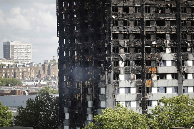 Tòa chung cư Grenfell Tower bị thiêu rụi trong vụ hỏa hoạn. (Nguồn: AFP/TTXVN) 60 tòa nhà ở Anh được kiểm tra đều không đảm bảo an toàn cháy nổ ảnh 1