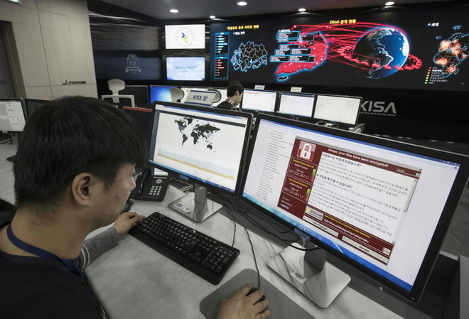 Nhân viên Cơ quan An ninh và Internet Hàn Quốc điều tra và ngăn chặn các vụ tấn công mạng ở Seoul ngày 15/5. (Nguồn: AFP/TTXVN) FBI: Tội phạm mạng gây thiệt hại 1,33 tỷ USD trong năm 2016 ảnh 1