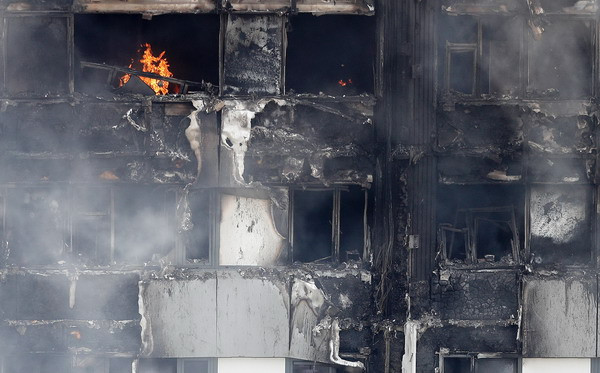 Thủ tướng May tuyên bố điều tra tất cả các tòa nhà trên toàn nước Anh ảnh 1