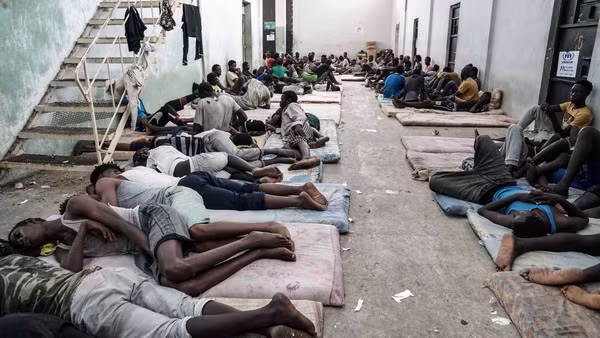 Ít nhất 25 người di cư chết đuối trôi dạt vào bờ biển Libya ảnh 1