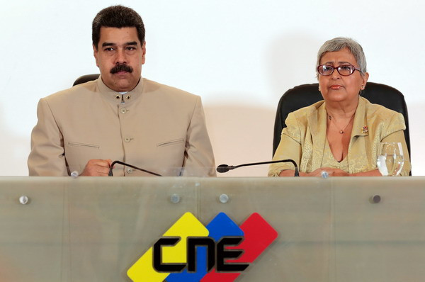 Tổng thống Venezuela Nicolas Maduro (phải) và Chủ tịch Hội đồng Bầu cử quốc gia Tibisay Lucena (phải) tại cuộc họp ở Caracas ngày 3/5. (Nguồn: THX/TTXVN) Venezuela thúc đẩy bầu Quốc hội lập hiến để giải quyết khủng hoảng ảnh 1