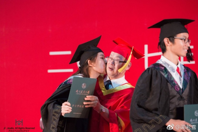 Nữ sinh bất ngờ hôn thầy hiệu trưởng trong buổi lễ tốt nghiệp ảnh 2