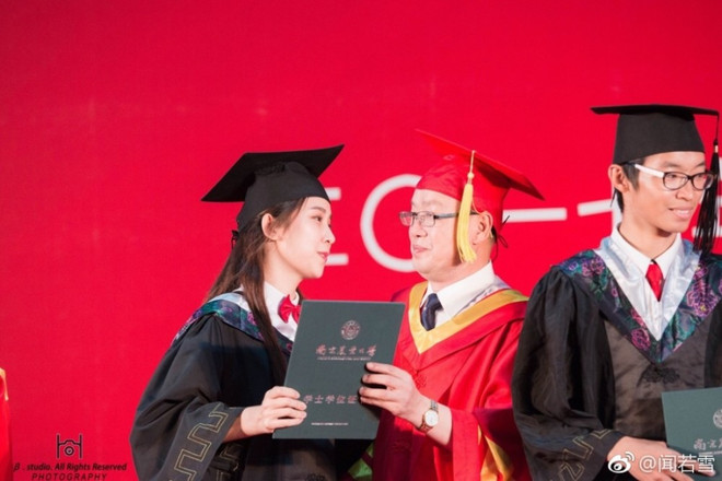 Nữ sinh bất ngờ hôn thầy hiệu trưởng trong buổi lễ tốt nghiệp ảnh 4