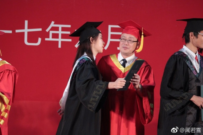 Nữ sinh bất ngờ hôn thầy hiệu trưởng trong buổi lễ tốt nghiệp ảnh 5