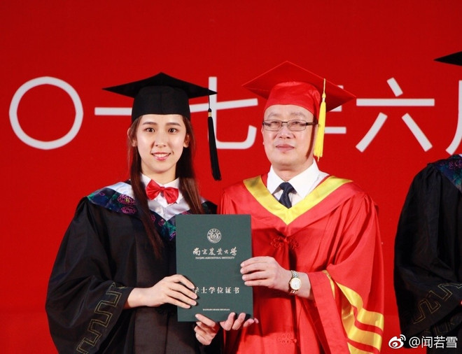 Nữ sinh bất ngờ hôn thầy hiệu trưởng trong buổi lễ tốt nghiệp ảnh 3