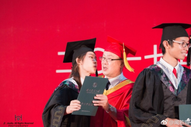 Nữ sinh bất ngờ hôn thầy hiệu trưởng trong buổi lễ tốt nghiệp ảnh 6