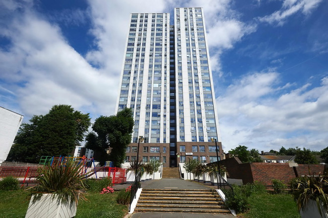 Tòa tháp Chalcots Estate ở London ngày 23/6. (Nguồn: EPA/TTXVN) Gần 30 tòa nhà ở Anh không đáp ứng yêu cầu an toàn cháy nổ ảnh 1