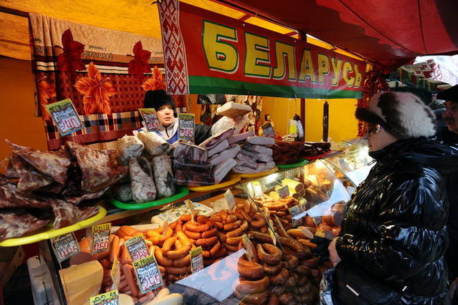 Một cửa hàng thực phẩm ở Saint Petersburg. (Nguồn: AFP/TTXVN) Kinh tế Nga phục hồi bất chấp các lệnh trừng phạt và giá dầu thấp ảnh 1