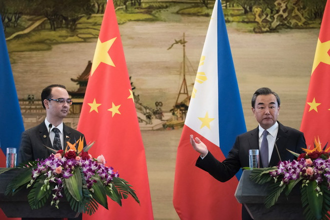 Ngoại trưởng Trung Quốc Vương Nghị (phải) và người đồng cấp Philippines Alan Peter Cayetano (trái). (Nguồn: AFP/TTXVN) Trung Quốc tuyên bố sẽ dốc hết sức hỗ trợ Philippines chống khủng bố ảnh 1