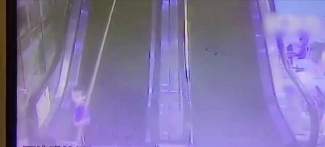 Cậu bé 4 tuổi bị thang cuốn kẹp đứt cánh tay trong ngày 1/6 ảnh 1