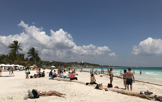 Bãi biển thuộc Công viên quốc gia Tulum ở bang Quintana Roo, Mexico ngày 22/3. (Nguồn: AFP/TTXVN) Biến đổi khí hậu: Mực nước biển dâng nhanh gấp đôi trong 25 năm qua ảnh 1