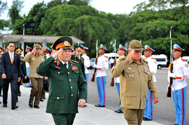 Đại tướng Ngô Xuân Lịch, Ủy viên Bộ Chính trị, Phó Bí thư Quân ủy Trung ương, Bộ trưởng Bộ Quốc phòng và Trung tướng Álvaro López Miera, Ủy viên Bộ Chính trị, Thứ trưởng thứ nhất Bộ các lực lượng vũ trang cách mạng Cuba duyệt đội danh dự. (Ảnh: Vũ Lê Hà/TTXVN) Chủ tịch Cuba Raúl Castro tiếp Bộ trưởng Ngô Xuân Lịch ảnh 2