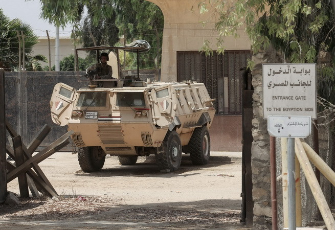 Lực lượng an ninh Ai cập gác tại khu vực biên giới với Palestine ở Rafah ngày 21/6. (Nguồn: AFP/TTXVN) Ai Cập cáo buộc Qatar hỗ trợ các tổ chức khủng bố tại Libya ảnh 1