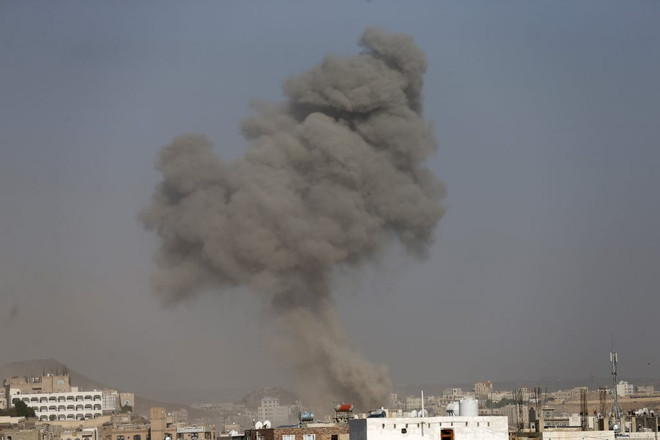 Khói bốc lên sau một cuộc không kích ở Yemen. (Nguồn: Reuters) Mỹ tiêu diệt thủ lĩnh tổ chức khủng bố al-Qaeda tại Yemen ảnh 1
