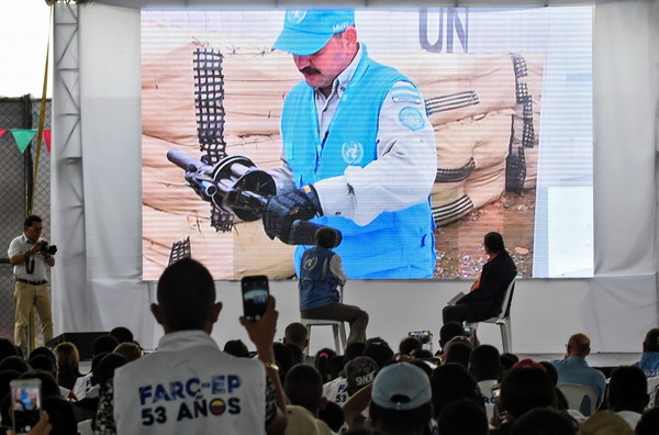 Lễ bàn giao vũ khí của FARC ở Buenos Aires, Cauca thuộc Colombia ngày 13/6. (Nguồn: AFP/TTXVN) Colombia: FARC chính thức hoàn thành giải giáp vũ khí ảnh 1