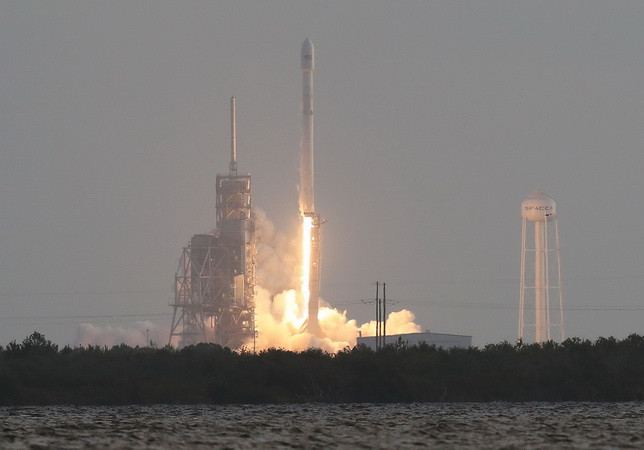 Tên lửa đẩy Falcon 9 mang theo vệ tinh rời bệ phóng ở Cape Canaveral, Florida ngày 1/5. (Nguồn: AFP/TTXVN) SpaceX đưa thành công 10 vệ tinh viễn thông lên quỹ đạo ảnh 1