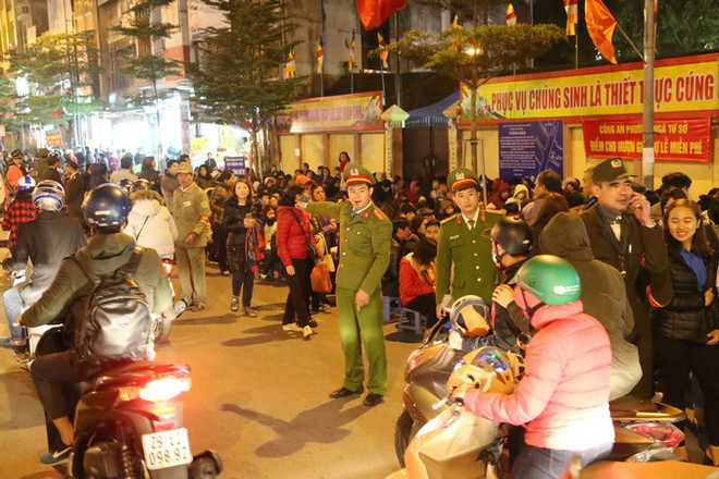 Công an Thành phố Hà Nội làm nhiệm vụ tại khu vực chùa Phúc Khánh, quận Đống Đa. (Ảnh: Doãn Tấn/TTXVN) Bí thư Hà Nội: Quyết liệt hành động để Hà Nội là thành phố đáng sống ảnh 2