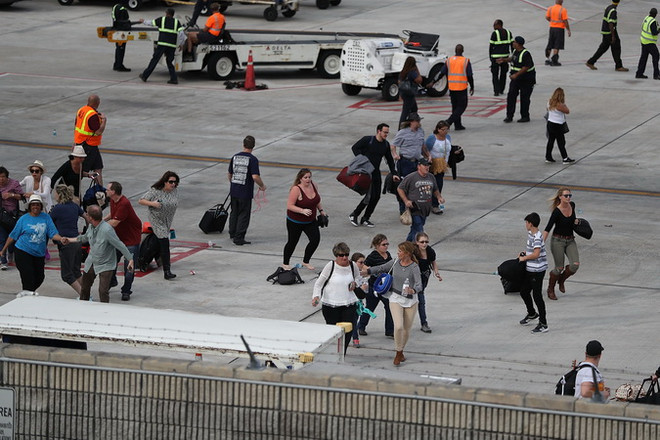 Cảnh hỗn loạn khi xảy ra vụ xả súng ở sân bay quốc tế Fort Lauderdale-Hollywood ngày 6/1. (Nguồn: AFP/TTXVN) Giới chức Mỹ lo ngại nguy cơ tấn công khủng bố hàng không ảnh 1
