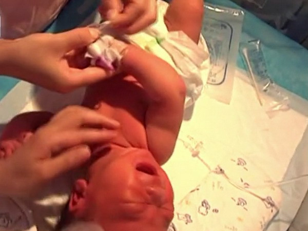 Em bé đầy tháng tuổi cứu cả nhà thoát chết trong vụ lở đất Tứ Xuyên ảnh 1