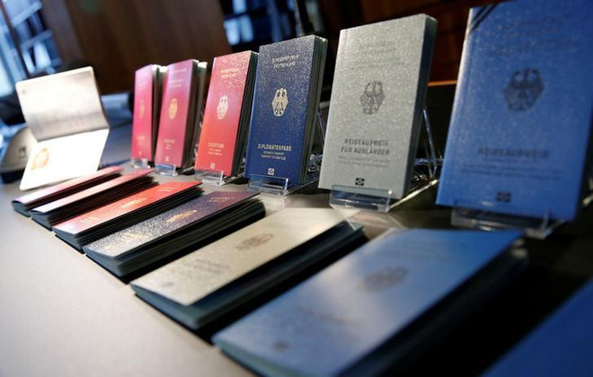 Hộ chiếu Đức. (Nguồn: Reuters) Công dân Anh nhập quốc tịch Đức tăng mạnh do lo ngại Brexit ảnh 1