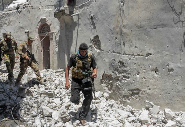 Binh sỹ Iraq tiến vào Thành cổ Mosul ngày 25/6. (Nguồn: AFP/TTXVN) Chiến dịch giải phóng thành cổ Mosul sẽ kết thúc trong vài ngày tới ảnh 1