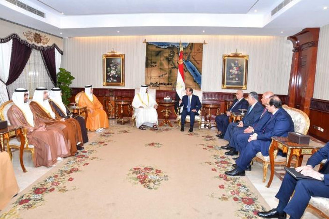 Tổng thống Ai Cập Abdel Fattah El-Sisi thảo luận với Hoàng thái tử Các tiểu vương quốc Arab thống nhất (UAE) Abu Dhabi Sheikh Mohammed bin Zayed al-Nahyan. (Nguồn: Reuters) Ai Cập và UAE thảo luận về cuộc chiến chống khủng bố ảnh 1